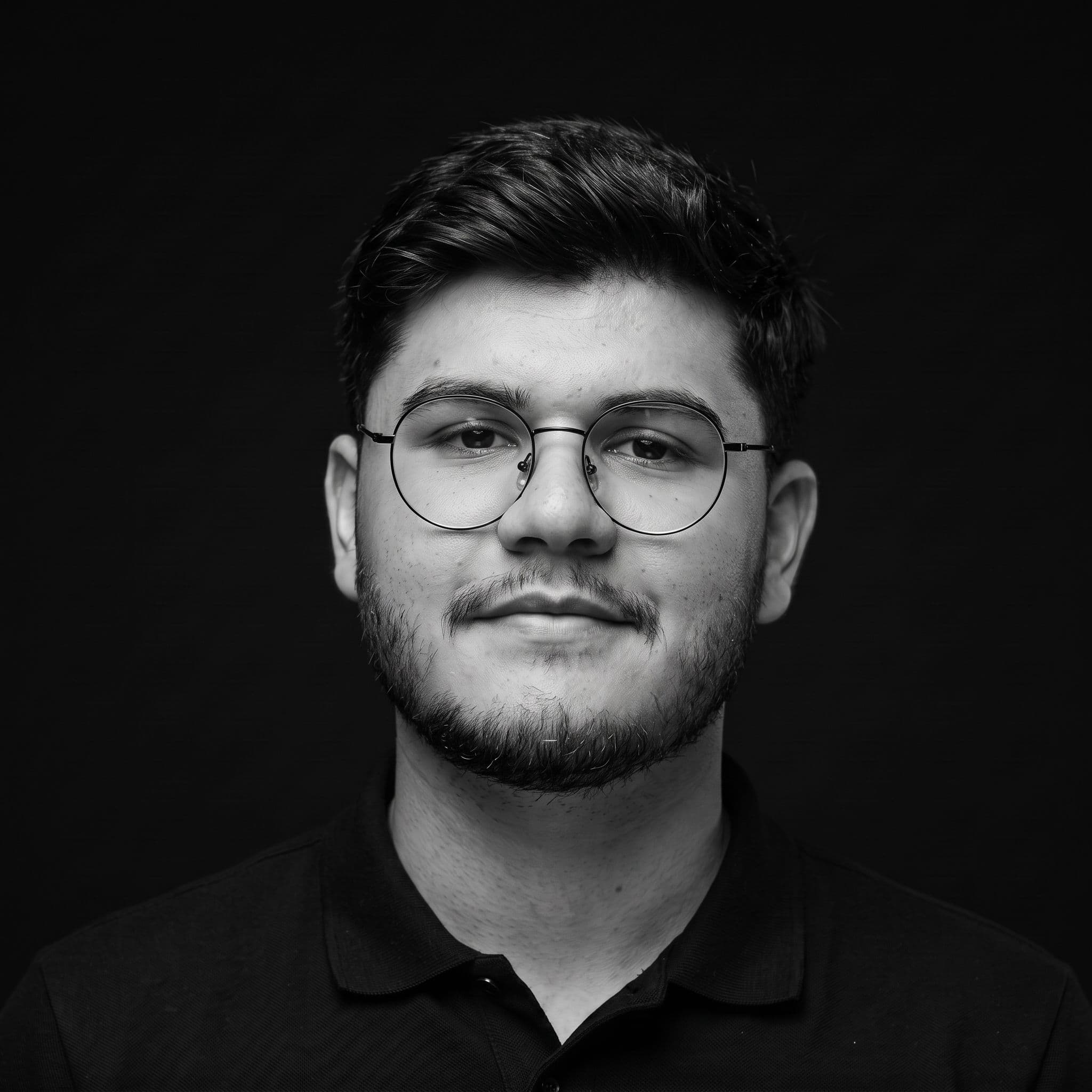 Natan Viana, developer, looking at the camera.